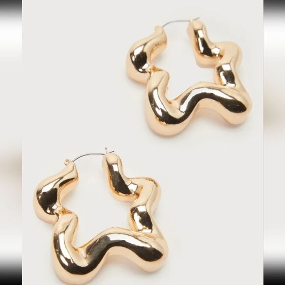 New LULUS Iconic Direction Gold Oversized Wavy Hoop Statement Earrings - Picture 6 of 10